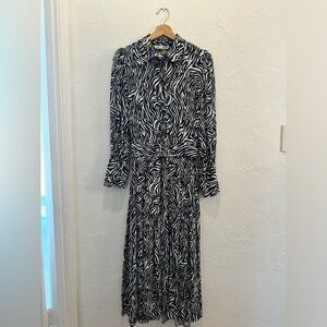 Zara belted animal print dress in very good condition. Used only once.